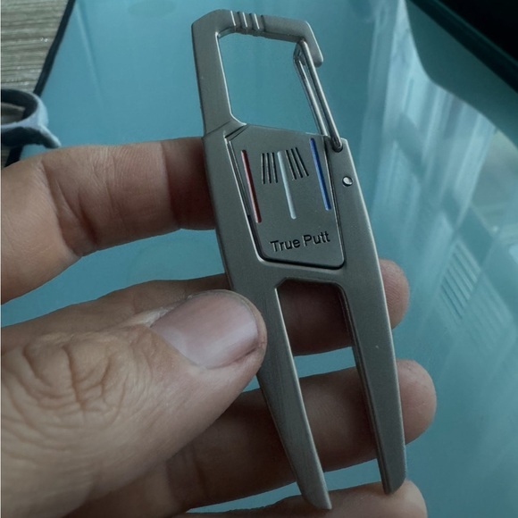 Golf divot repair tool with ball marker - Picture 3 of 7